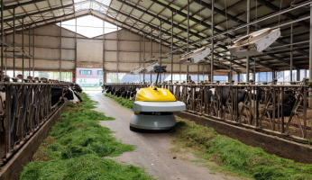 07ce3549-lely-juno-max-large-farm-operation-rg.jpg-900x520-q70-crop-smart-subsampling-2-upscale.jpeg