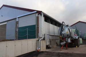 52a38713-1610355345-cs-horacek-lhoty-stajove-technologie-lely-agropartner-sobeslav-kravin-s-dojicim-robotem-cisterna-1.jpeg