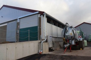 52a38713-1610355345-cs-horacek-lhoty-stajove-technologie-lely-agropartner-sobeslav-kravin-s-dojicim-robotem-cisterna-1.jpeg