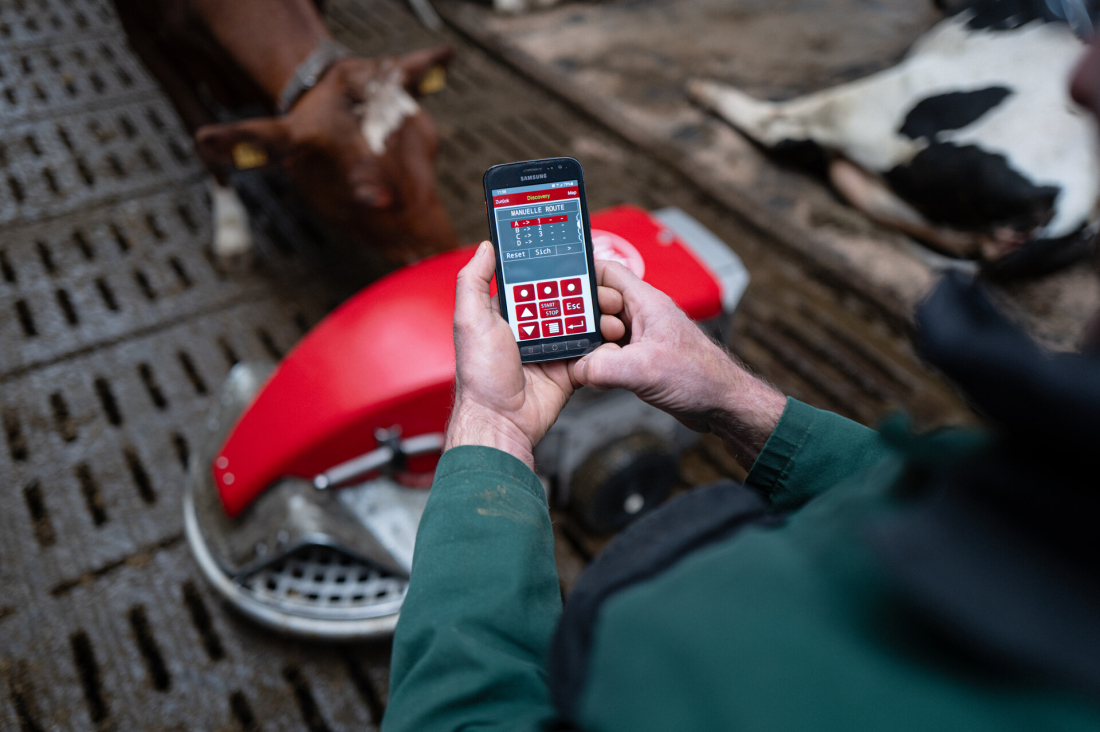 Lely Discovery Scraper při čištění stáje