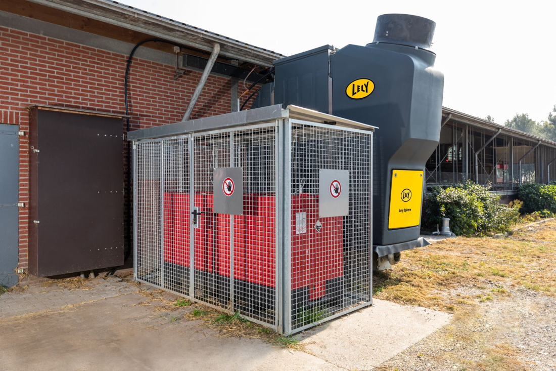 Lely Juno Max – přihrnovač krmiva pro velké farmy